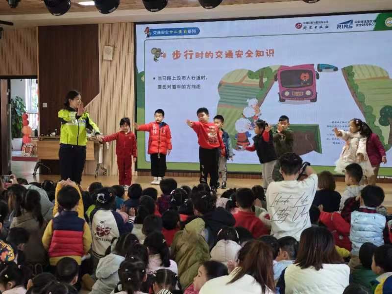 2月19日，浦東公安分局交警支隊一大隊明珠中隊民警魏佳艷在東方尚博幼兒園上開學第一課。