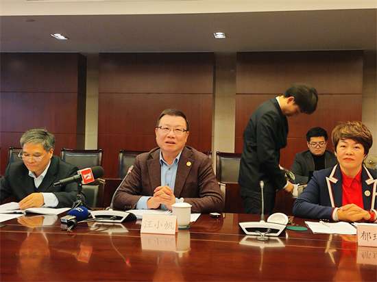 2月28日，部分在滬全國政協(xié)委員向媒體介紹提案建議情況。黃曉慧攝