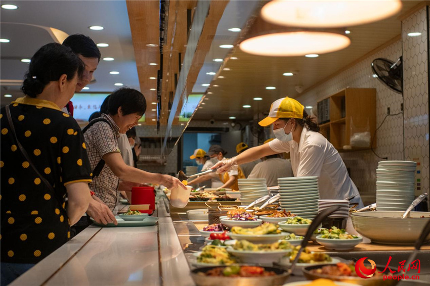 7月8日，在228街坊，品種齊全、價格實惠的社區(qū)食堂吸引了不少周邊居民用餐。人民網(wǎng)記者 翁奇羽攝