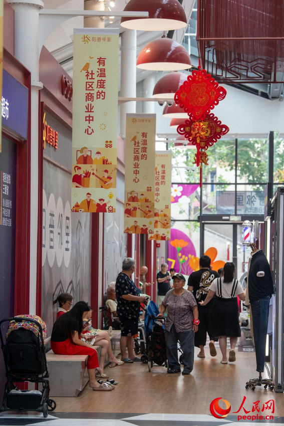 7月8日，在228街坊內(nèi)的“陽(yáng)普鄰里”社區(qū)購(gòu)物中心，不少居民前來(lái)避暑購(gòu)物。這里基本上可以滿足各年齡段居民的需求。人民網(wǎng)記者 翁奇羽攝