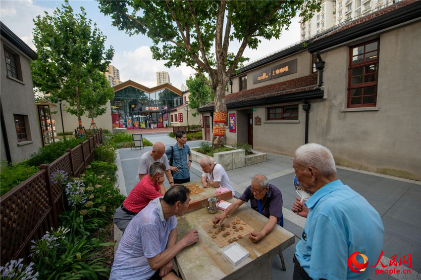 7月8日，周邊居住的老年人聚在228街坊下棋。人民網(wǎng)記者 翁奇羽攝