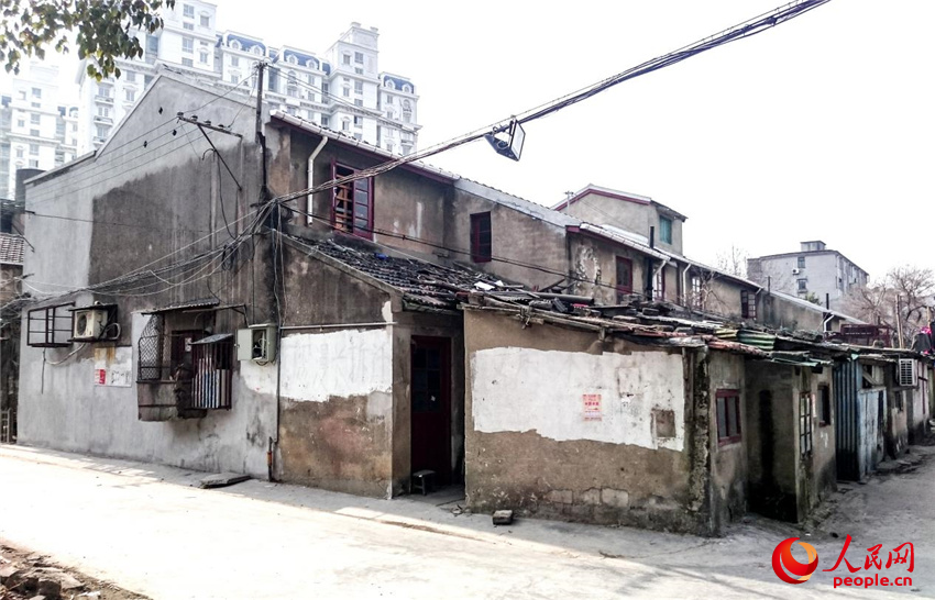 1952年建成的228街坊，隨著時(shí)間的推移變得老舊。長(zhǎng)白新村街道供圖
