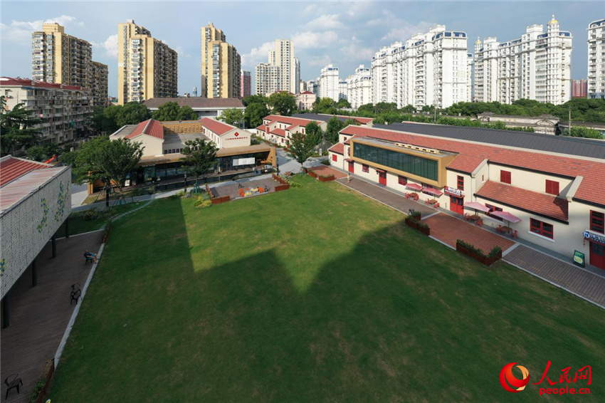 2024年7月8日航拍的228街坊中心草坪。2023年，228街坊煥新歸來，城市更新讓老街坊有了新活力。人民網(wǎng)記者 翁奇羽攝