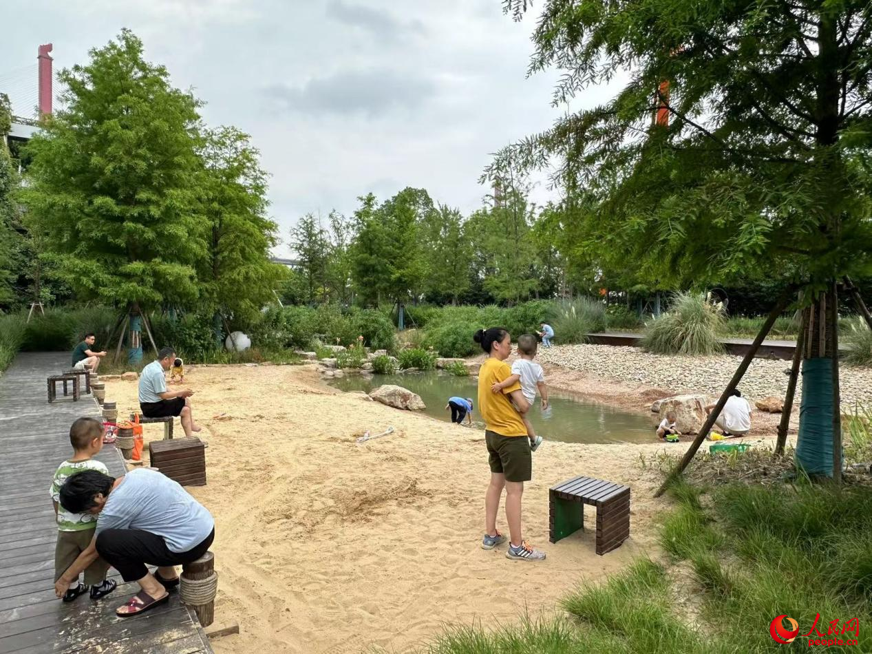 市民在楊浦濱江邊休憩游玩享受慢生活。人民網(wǎng)記者 董志雯攝