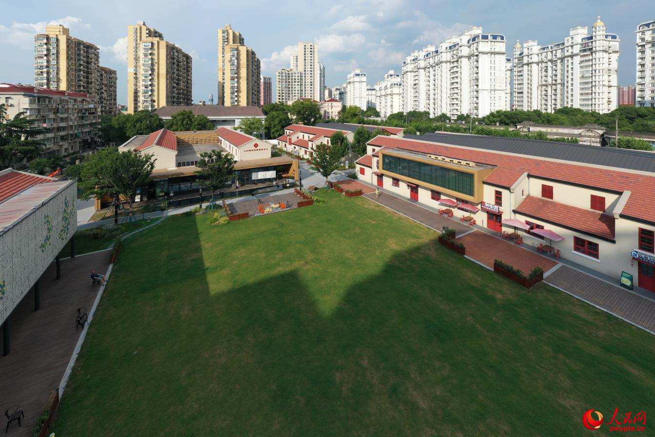 2024年7月8日航拍的228街坊中心草坪。2023年，228街坊煥新歸來，城市更新讓老街坊有了新活力。人民網(wǎng)記者 翁奇羽攝