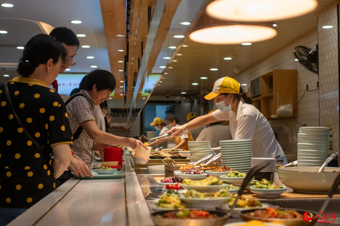 7月8日，在228街坊，品種齊全、價格實惠的社區(qū)食堂吸引了不少周邊居民用餐。人民網(wǎng)記者 翁奇羽攝