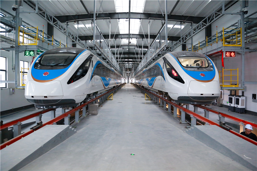 為滿足列車高速運(yùn)行，車頭做了流線型設(shè)計(jì)。人民網(wǎng)記者 龔莎攝