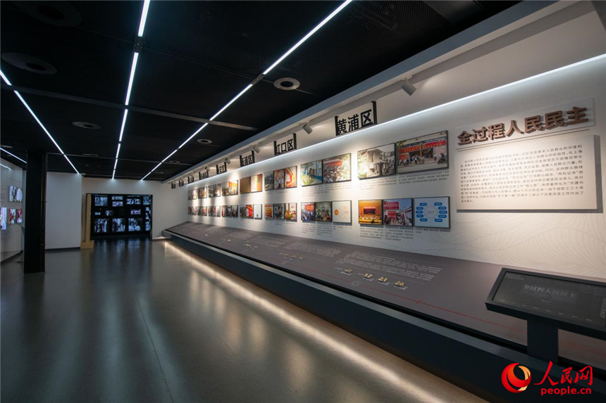 記錄城市發(fā)展歷程的展示墻。人民網(wǎng)記者 翁奇羽攝