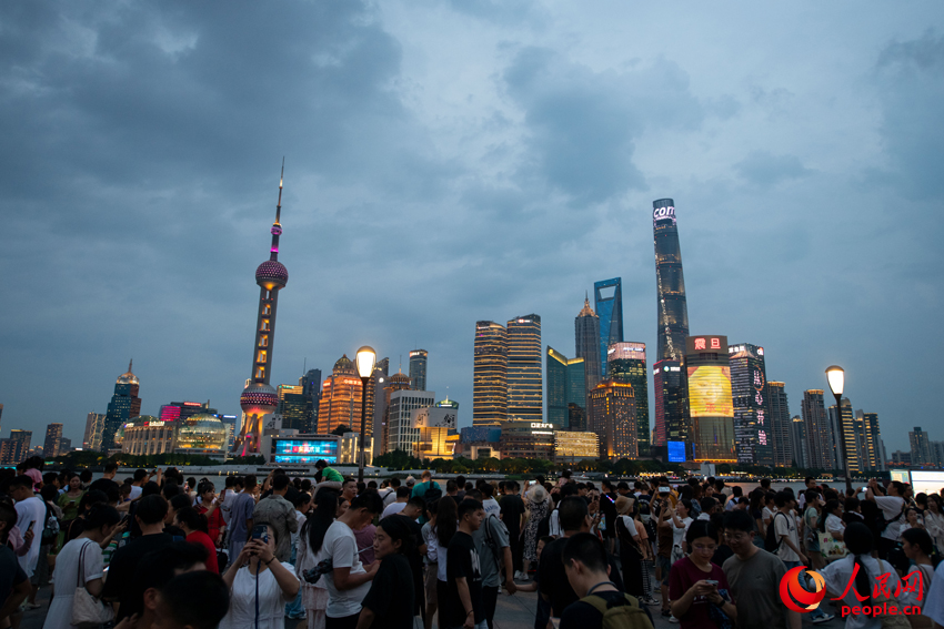 上海外灘夜色迷人，游人如織。人民網(wǎng)記者 翁奇羽攝