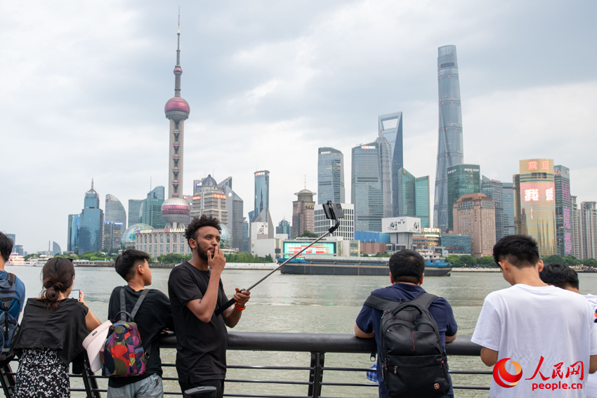 外國游客在上海外灘自拍留念。人民網(wǎng)記者 翁奇羽攝