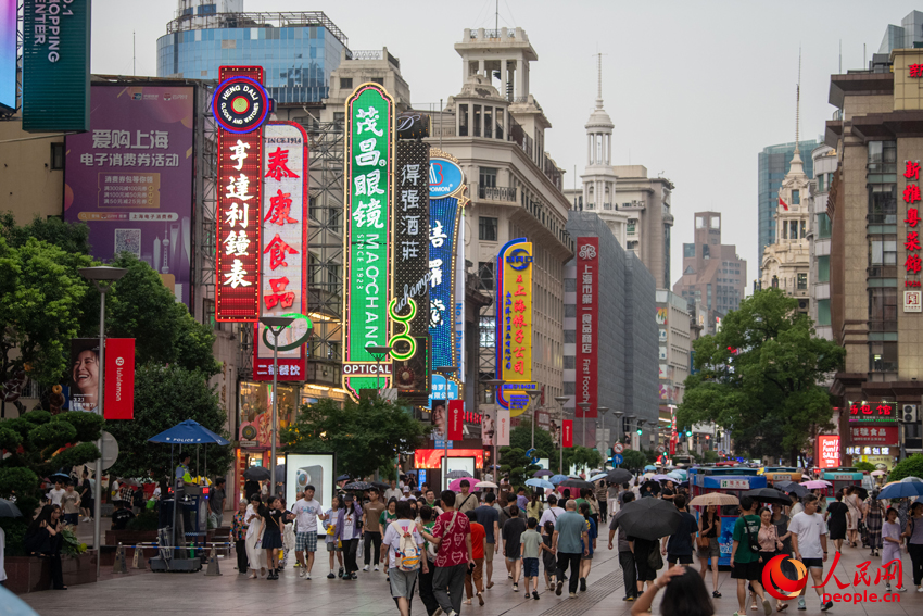 上海南京東路步行街，游客絡繹不絕。人民網記者 翁奇羽攝