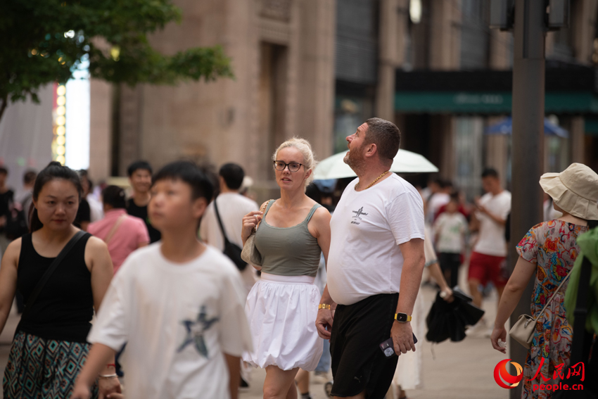 外國游客在上海南京東路步行街游覽。人民網(wǎng)記者 翁奇羽攝