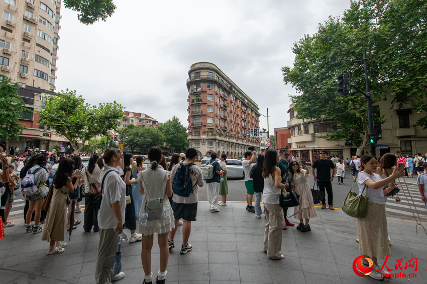 上海武康大樓前，不少游客駐足拍照留念。人民網(wǎng)記者 翁奇羽攝