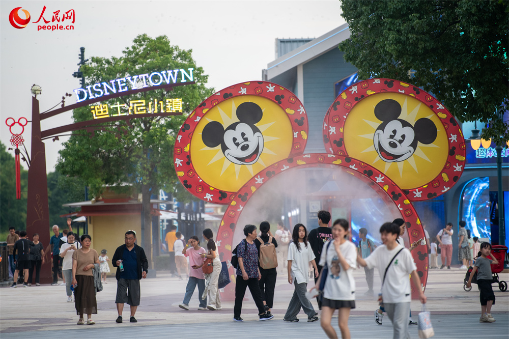 夏日，漫步迪士尼小鎮(zhèn)。人民網(wǎng)記者 翁奇羽攝