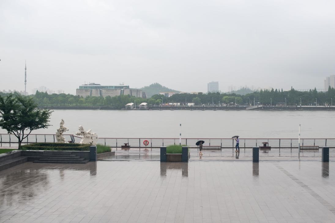 下雨天看黃浦江景。 人民網(wǎng)記者 翁奇羽攝
