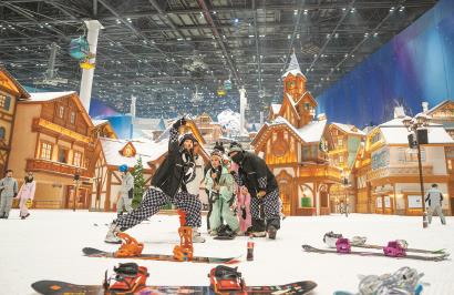 滑雪場內(nèi)部雪景吸引了不少體驗者打卡。 記者 孟雨涵 攝