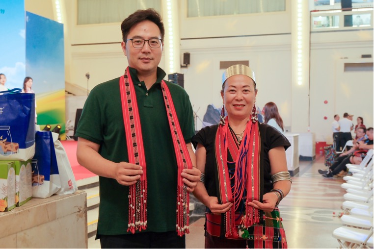 佤族文明的“活化石”如何走出大山？59歲佤族織錦傳承人李憲蘭一直在堅(jiān)持。上海國(guó)際集團(tuán)下屬國(guó)資經(jīng)營(yíng)公司以滬滇兩地非遺對(duì)話為主線，促成云南國(guó)家級(jí)非遺佤族織錦與上海非遺海派絨線編結(jié)非遺技藝交流碰撞，上大美院的設(shè)計(jì)團(tuán)隊(duì)技術(shù)賦能，實(shí)現(xiàn)了對(duì)傳統(tǒng)非遺的再設(shè)計(jì)再創(chuàng)造。