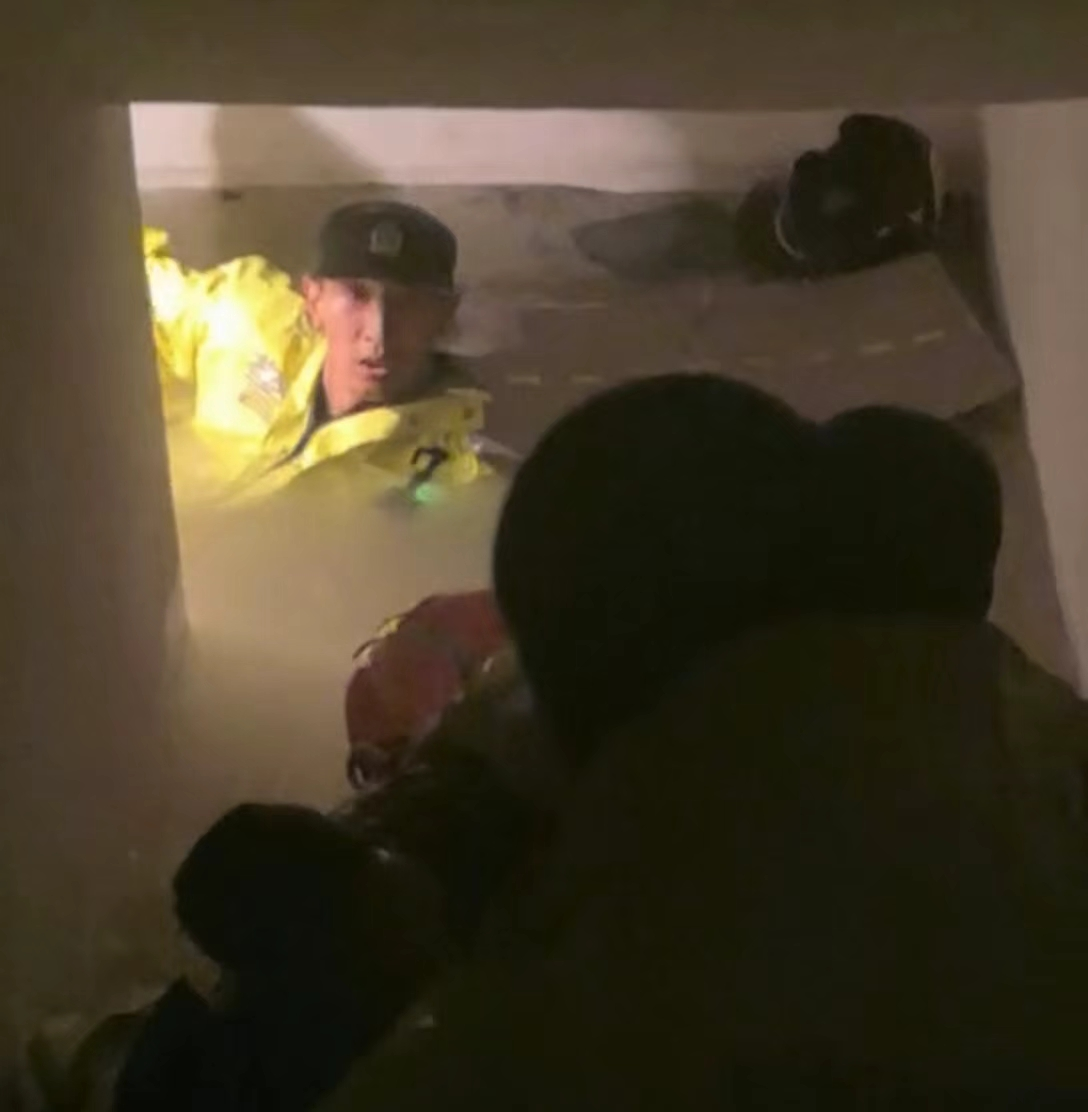 浦東公安分局萬祥派出所辦案隊長張齊匯和同事合力在轄區(qū)一小區(qū)地下車庫救出了一名被困群眾。