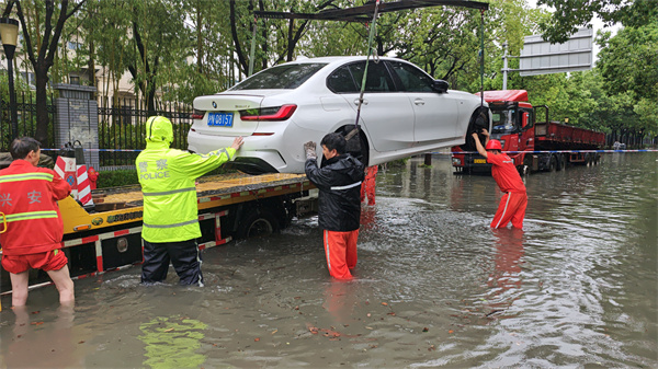 閔行區(qū)滬光路蓮花南路路口發(fā)生積水，私家車發(fā)生故障無法啟動，閔行公安分局交警支隊四大隊沈軍賢與消防、路政等部門協(xié)力開展工作。