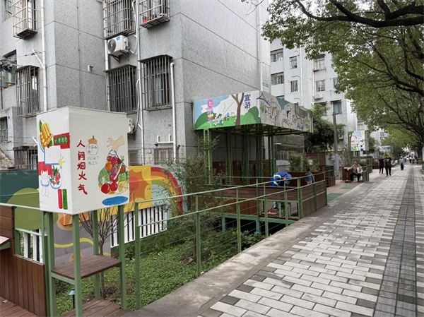 街區(qū)公共休憩空間。 人民網(wǎng)記者 王文娟攝