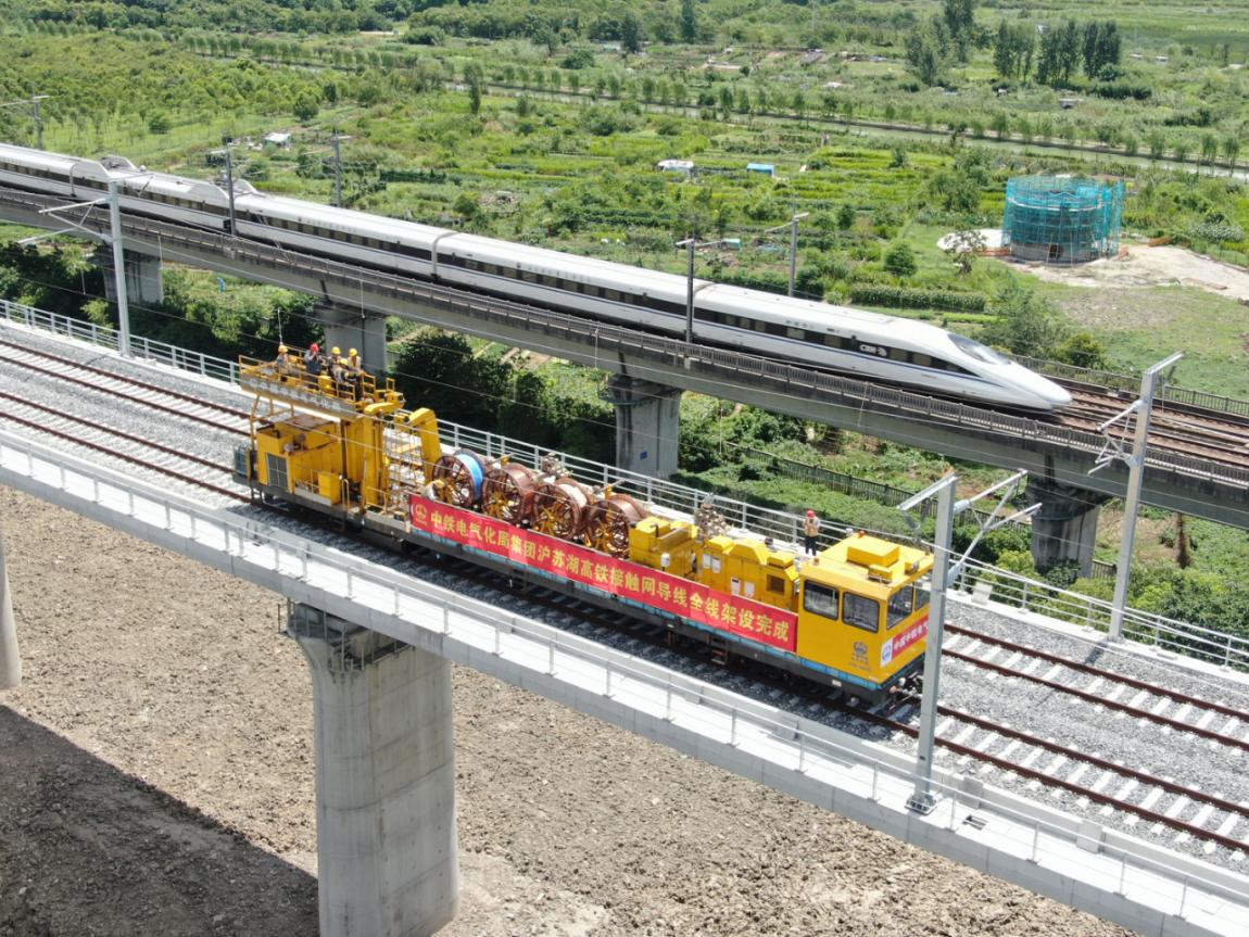 7月30日，恒張力放線車在上海虹橋站至上海松江站間進(jìn)行接觸網(wǎng)導(dǎo)線架設(shè)施工。任英博攝