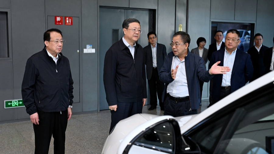 上海市委書記陳吉寧、市長(zhǎng)龔正調(diào)研上汽集團(tuán)。上觀新聞圖