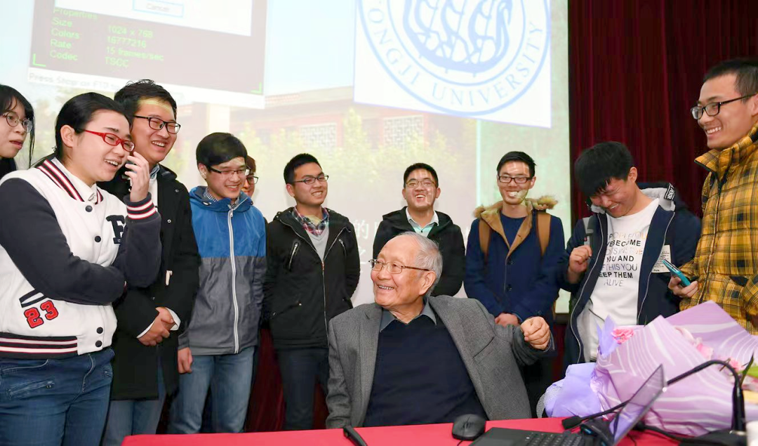 同濟大學(xué)汪品先院士為學(xué)生講授“中國道路”課后與學(xué)生交流。