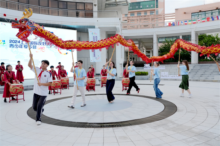 上海國際友好城市青少年夏令營成員在中國學(xué)生帶領(lǐng)下體驗舞龍。