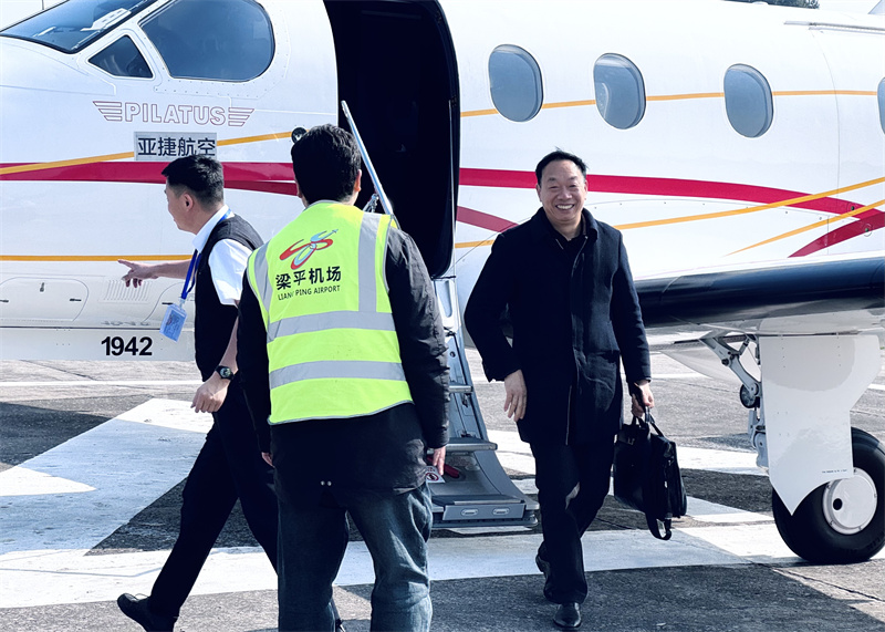 乘客乘坐“飛的”返程，笑容滿面。黃亞輝攝