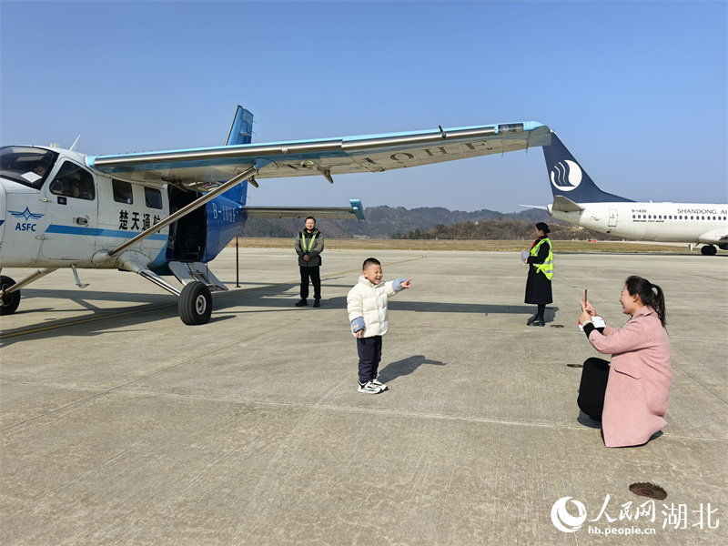 市民乘坐低空短途客運(yùn)航線往返武漢和十堰。人民網(wǎng)記者 周雯攝