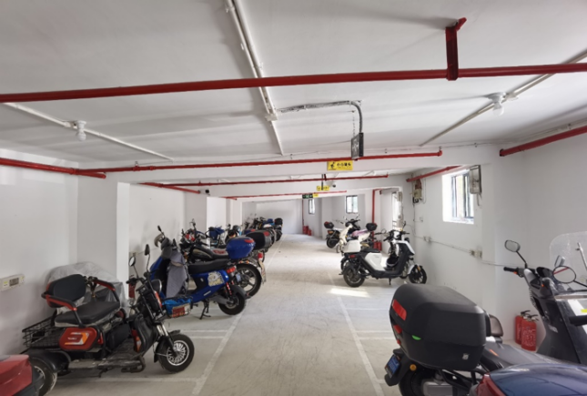經(jīng)過綜合整治，小區(qū)非機(jī)動車有序停放。大寧路街道供圖