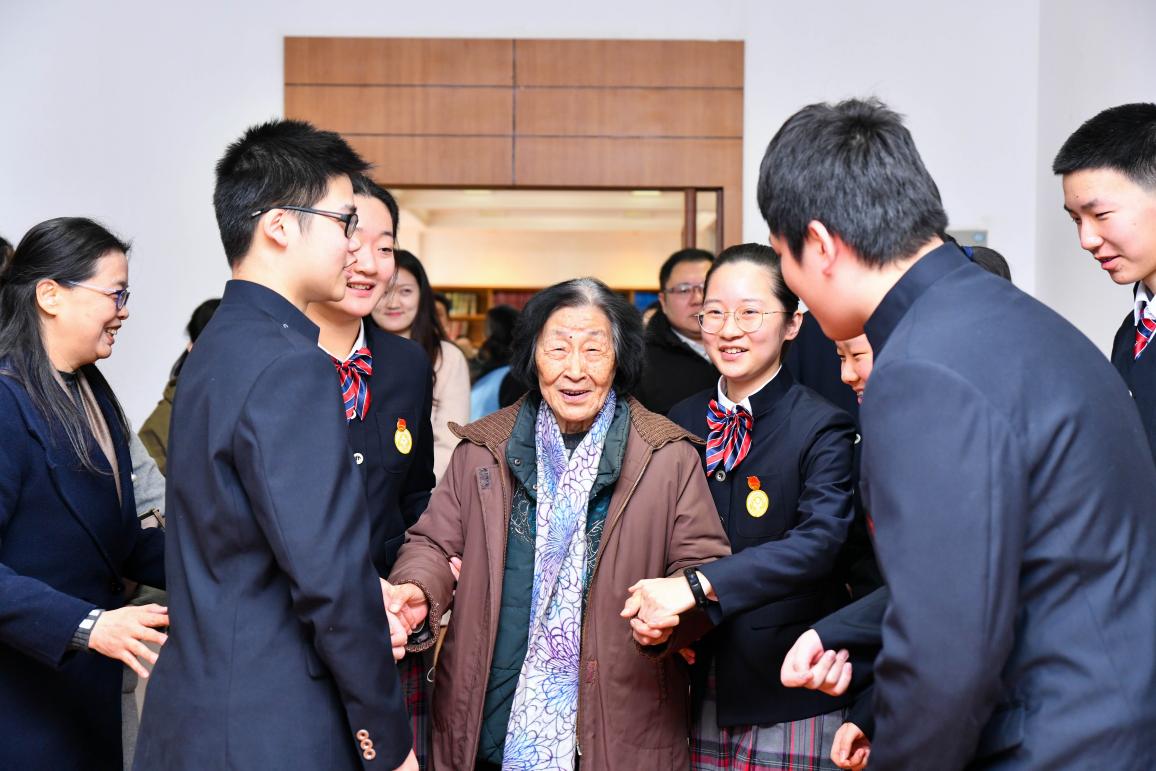 于漪老師和學(xué)生在一起