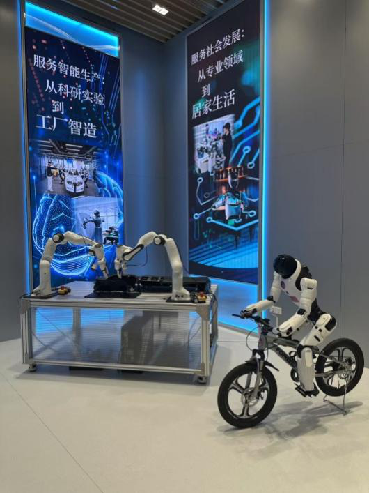 商店外的藍色“模速空間”內展陳的人工智能產品。本報記者 謝雨攝摩托車AI 生成的內容可能不正確。