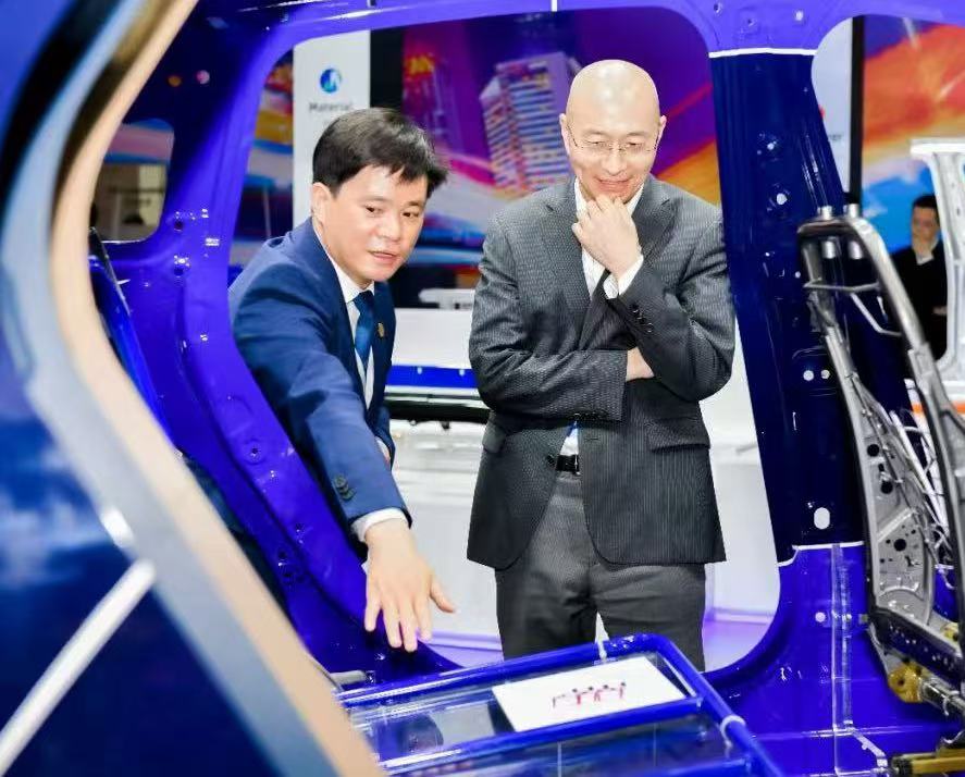 寶鋼股份工作人員展示底盤(pán)方案。受訪(fǎng)單位供圖