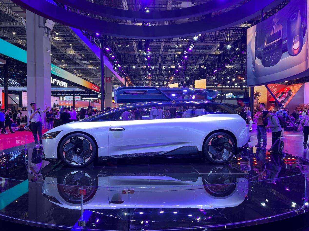 上海車(chē)展上的概念車(chē)吸引大批觀眾。馬作鵬攝