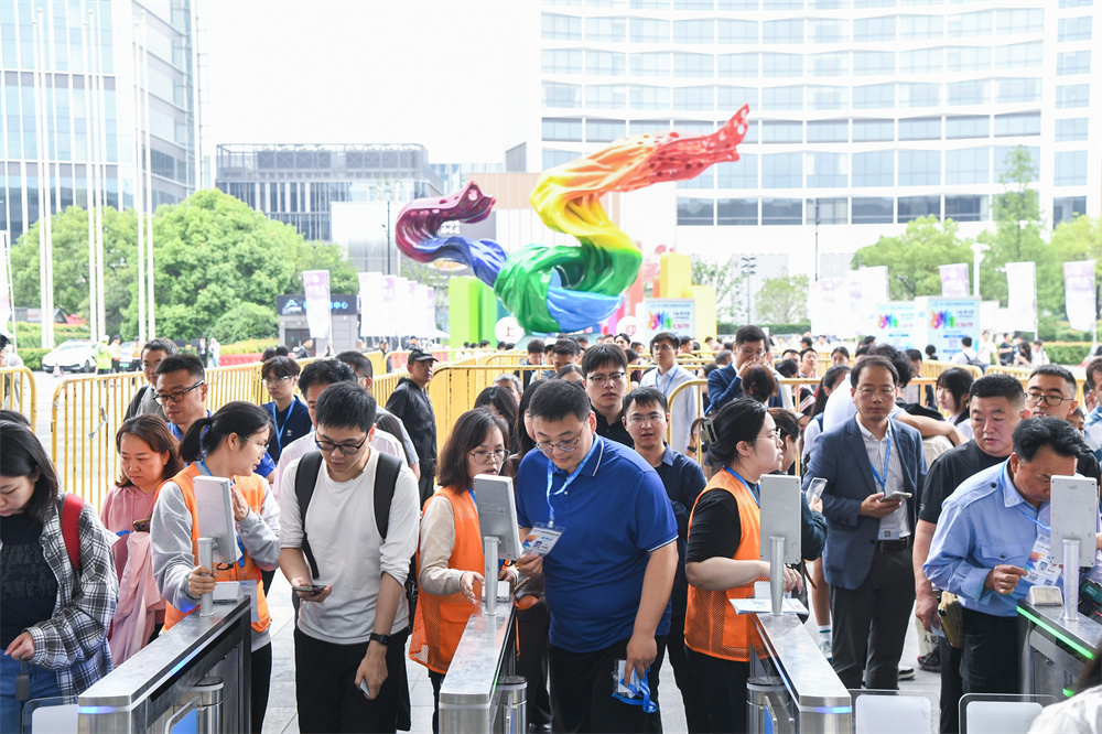 第十一屆上交會開幕，參展企業(yè)近千家。人民網(wǎng)記者 葛俊俊攝
