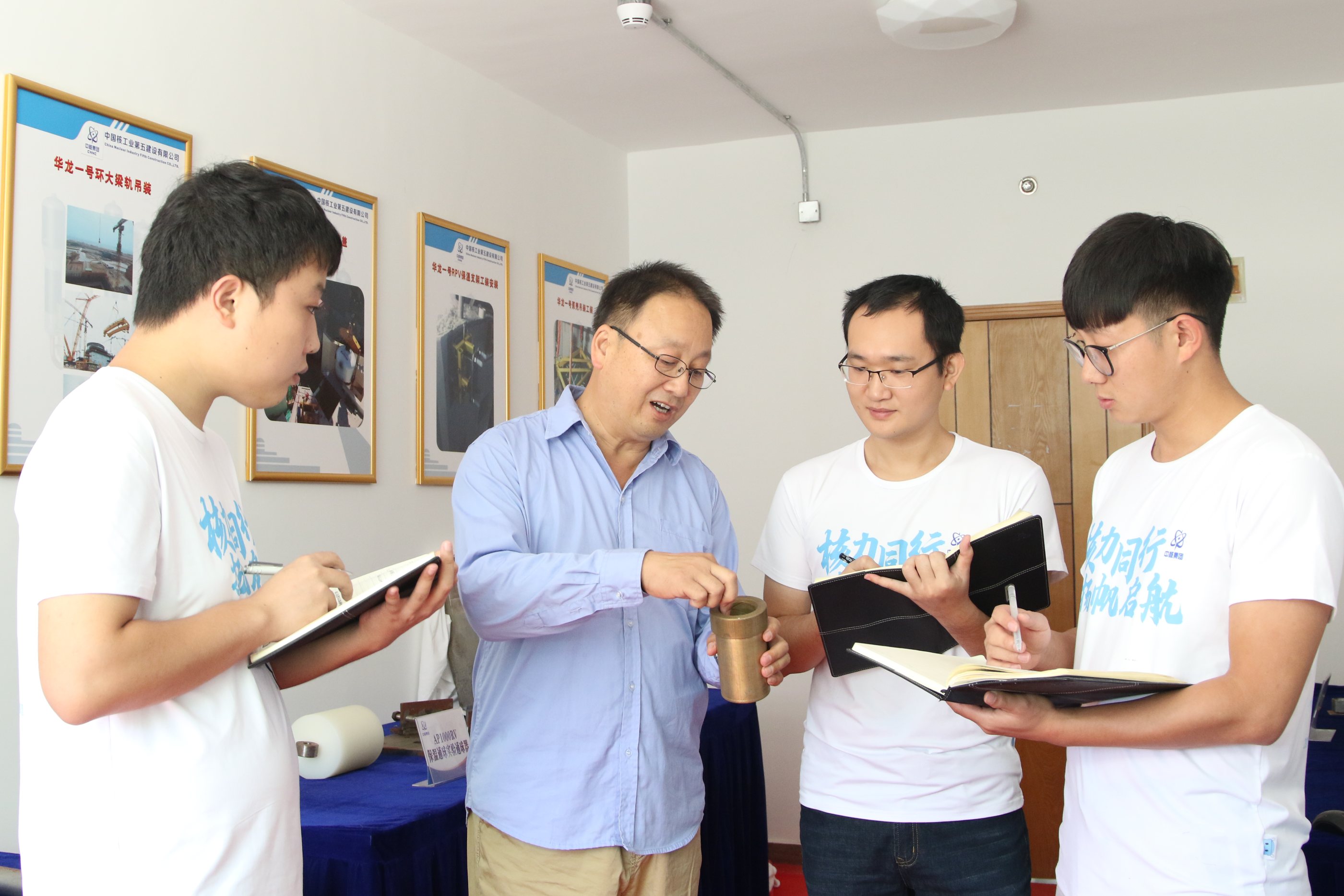 張發(fā)奇指導(dǎo)年輕技術(shù)人才