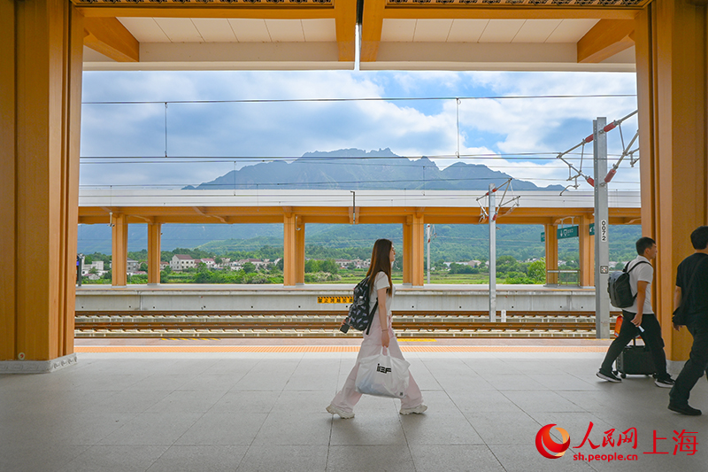 九華山火車站附近風(fēng)光秀美。人民網(wǎng) 顧海民攝