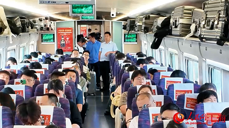 不少乘客沒買到坐票，站在車廂接口處。人民網(wǎng) 顧海民攝