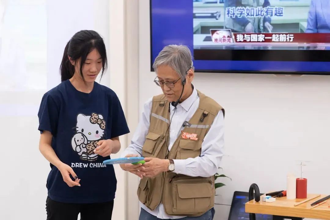 “吳姥姥”吳於人在科普講座。