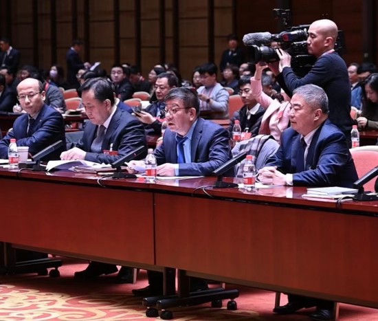 上海市人大代表趙東元院士（前排左三）在專題審議時發(fā)言。馬作鵬攝