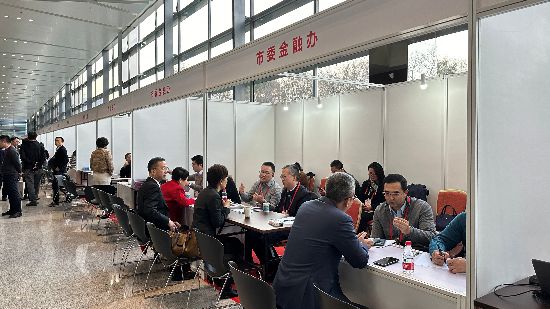 代表意見辦理現(xiàn)場的一個個“攤位”。王崟欣攝