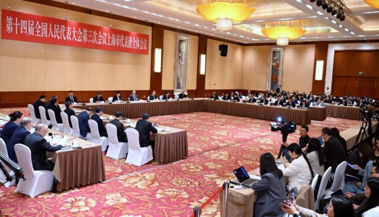 6日下午，十四屆全國人大三次會(huì)議上海代表團(tuán)舉行全體會(huì)議，繼續(xù)審議政府工作報(bào)告，并向境內(nèi)外媒體開放。陳正寶 攝
